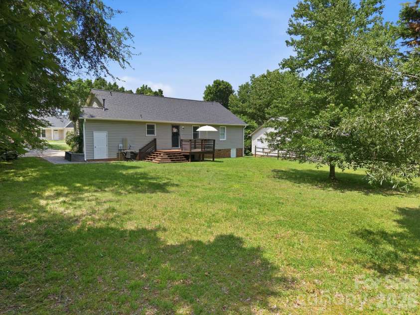 600 Gray Drive, Charlotte, NC 28213.  MLS# CAR4391536, YatesRealty ID 31700. 