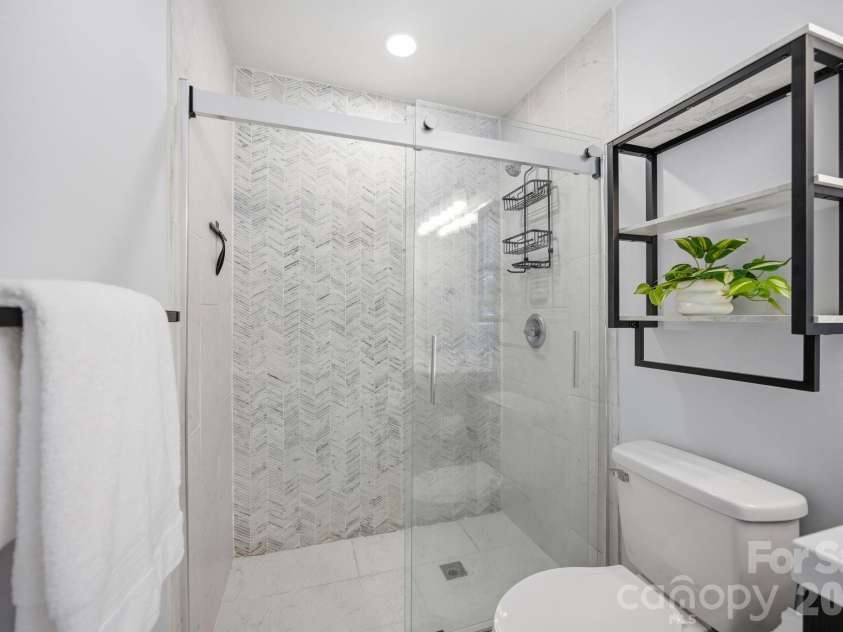 600 Gray Drive, Charlotte, NC 28213.  MLS# CAR4391536, YatesRealty ID 31700. Primary bath