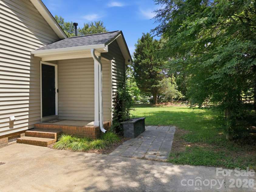 600 Gray Drive, Charlotte, NC 28213.  MLS# CAR4391536, YatesRealty ID 31700. Side entryway