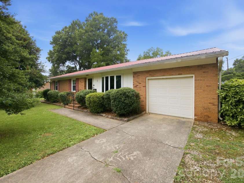 635 Fieldstone Road, Mooresville, NC 28115.  MLS# CAR4389482, YatesRealty ID 31701. 