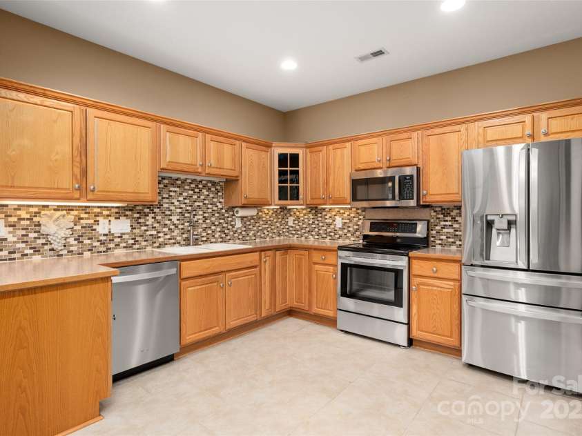 8268 Windsor Ridge Drive, Charlotte, NC 28277.  MLS# CAR4287695, YatesRealty ID 31702. 