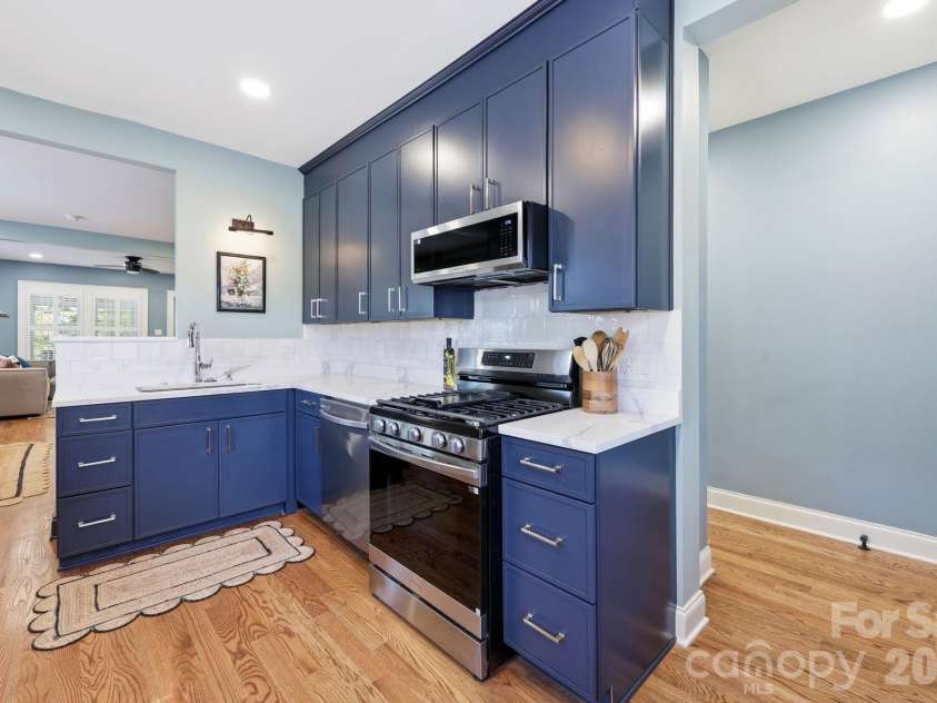 327 Campus Street, Charlotte, NC 28216.  MLS# CAR4379740, YatesRealty ID 31703. 