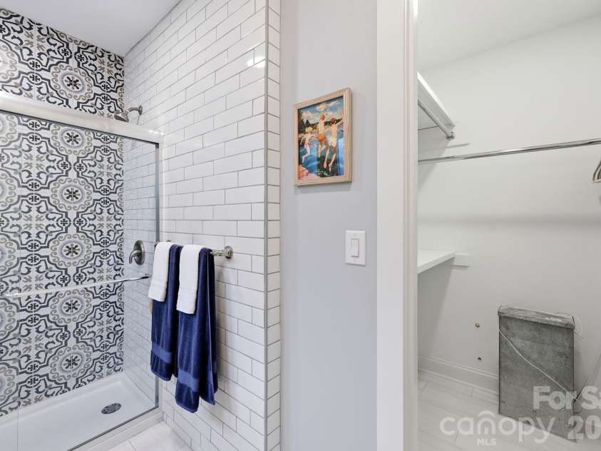 327 Campus Street, Charlotte, NC 28216.  MLS# CAR4379740, YatesRealty ID 31703. 