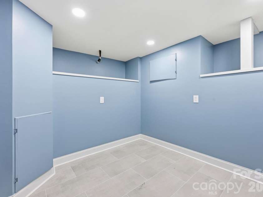 327 Campus Street, Charlotte, NC 28216.  MLS# CAR4379740, YatesRealty ID 31703. 