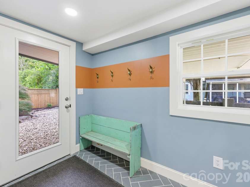 327 Campus Street, Charlotte, NC 28216.  MLS# CAR4379740, YatesRealty ID 31703. Convenient Mud Room
