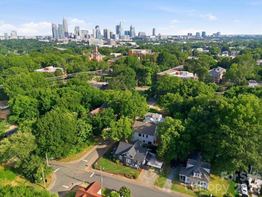 327 Campus Street, Charlotte, NC 28216.  MLS# CAR4379740, YatesRealty ID 31703. Convenient Uptown Access