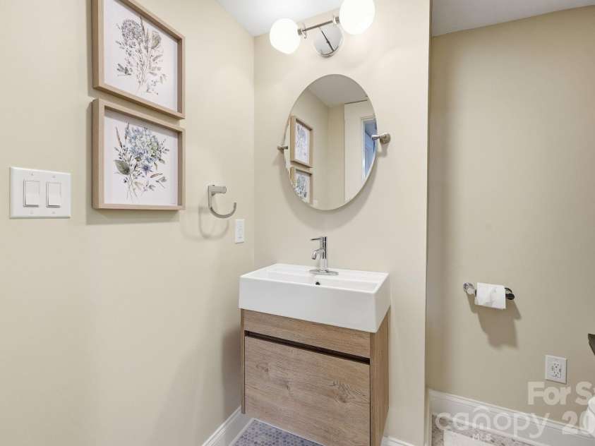 327 Campus Street, Charlotte, NC 28216.  MLS# CAR4379740, YatesRealty ID 31703. Full Bath #2 on the Upper Level