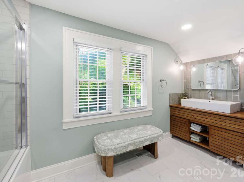 327 Campus Street, Charlotte, NC 28216.  MLS# CAR4379740, YatesRealty ID 31703. Full Bath #3 on the Upper Level