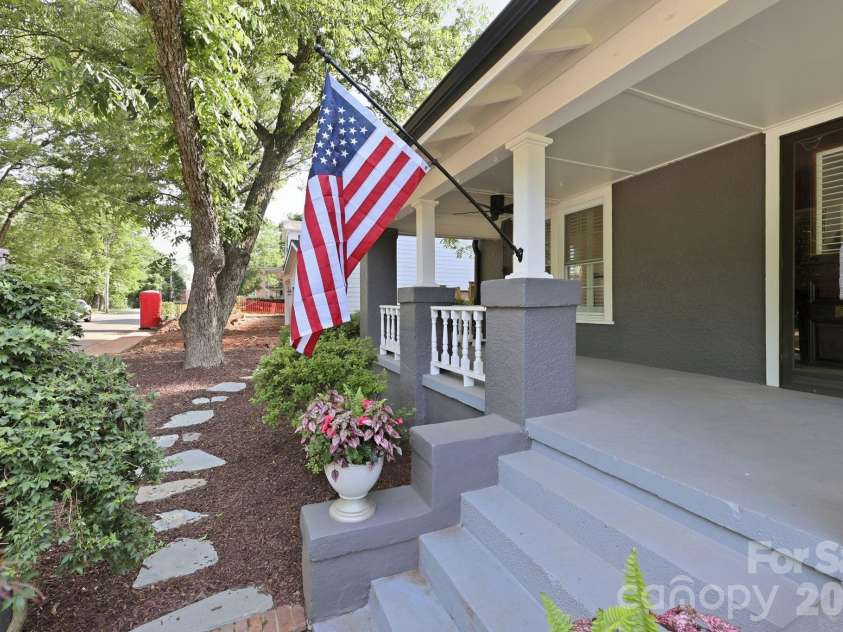 327 Campus Street, Charlotte, NC 28216.  MLS# CAR4379740, YatesRealty ID 31703. Inviting Front Porch