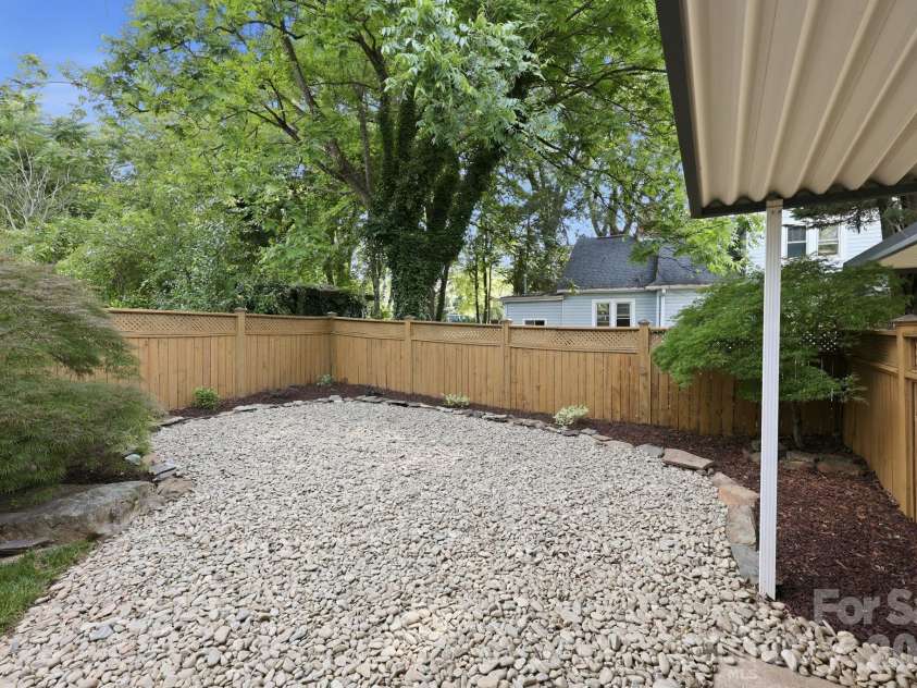 327 Campus Street, Charlotte, NC 28216.  MLS# CAR4379740, YatesRealty ID 31703. Spacious Entertaining Area