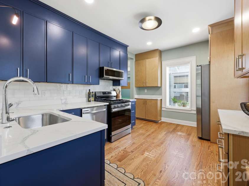 327 Campus Street, Charlotte, NC 28216.  MLS# CAR4379740, YatesRealty ID 31703. Stylish Kitchen Design