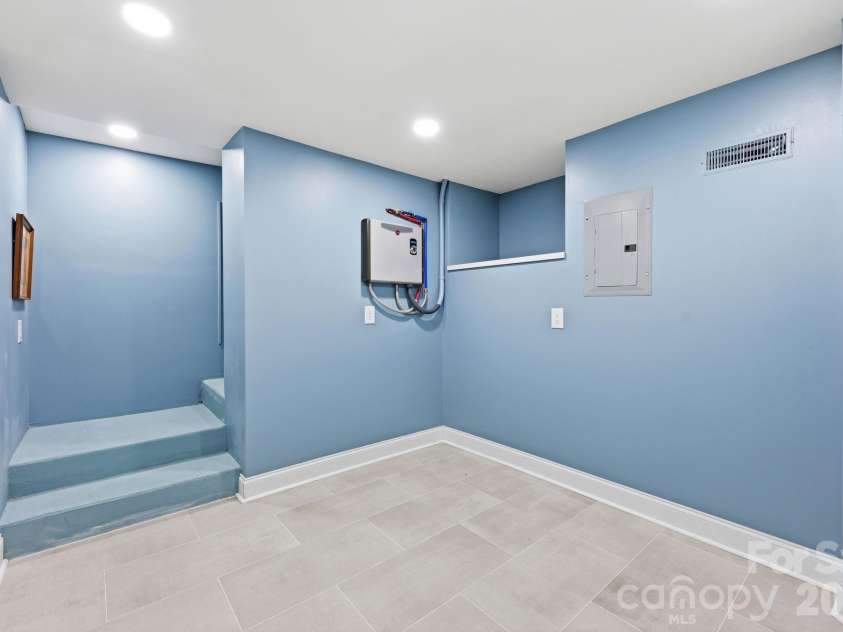 327 Campus Street, Charlotte, NC 28216.  MLS# CAR4379740, YatesRealty ID 31703. Versatile Flex Room on the Lower Level