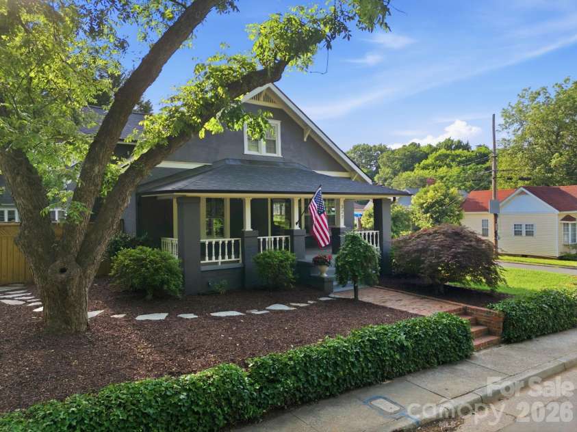 327 Campus Street, Charlotte, NC 28216.  MLS# CAR4379740, YatesRealty ID 31703. Welcome Home!