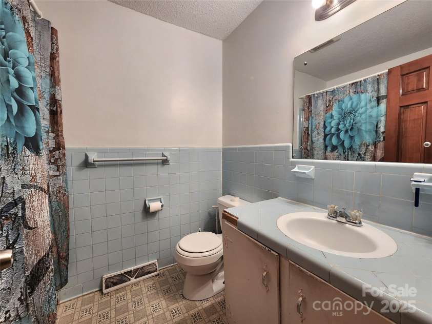 2019 Rhonda Drive, Gastonia, NC 28054.  MLS# CAR4289053, YatesRealty ID 31704. Full bath