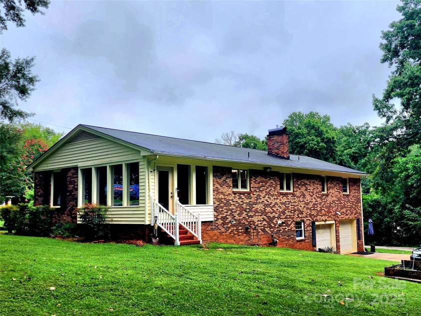 2019 Rhonda Drive, Gastonia, NC 28054.  MLS# CAR4289053, YatesRealty ID 31704. Sunroom