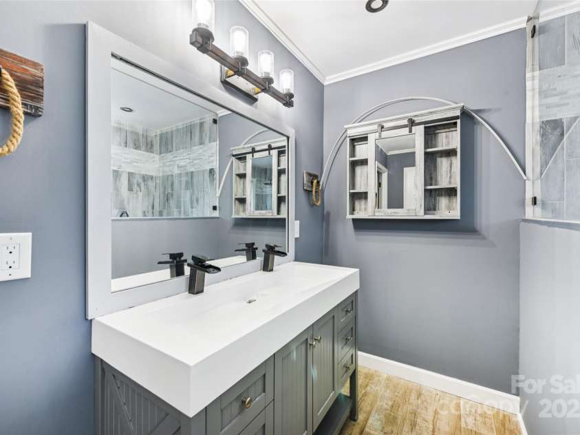 22 31st Avenue Court, Hickory, NC 28601.  MLS# CAR4276200, YatesRealty ID 31705. 