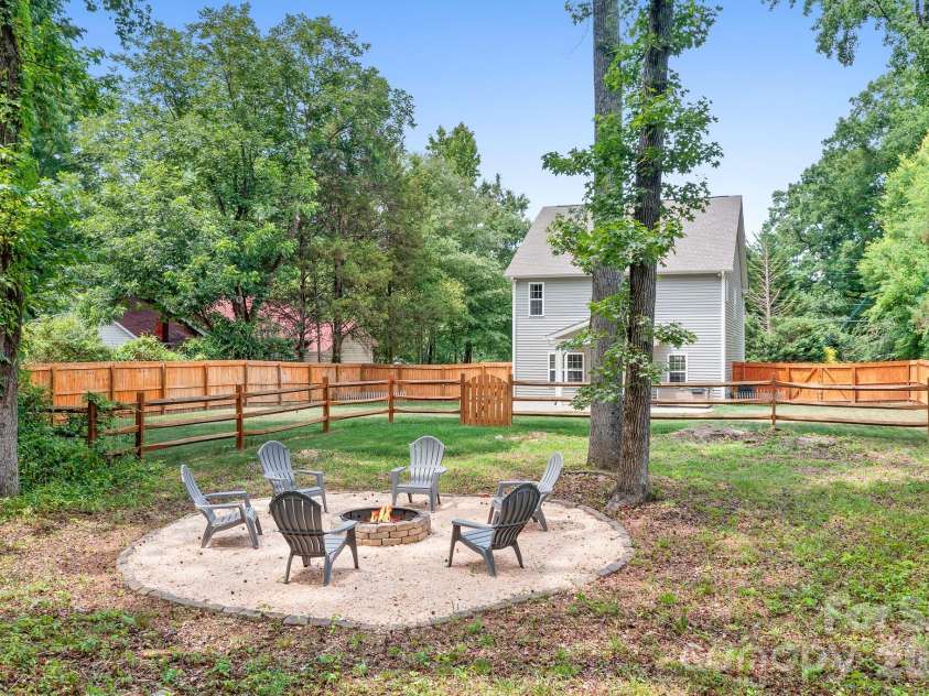 2617 Kendrick Avenue, Charlotte, NC 28269.  MLS# CAR4392189, YatesRealty ID 31705. Excellent Back Yard