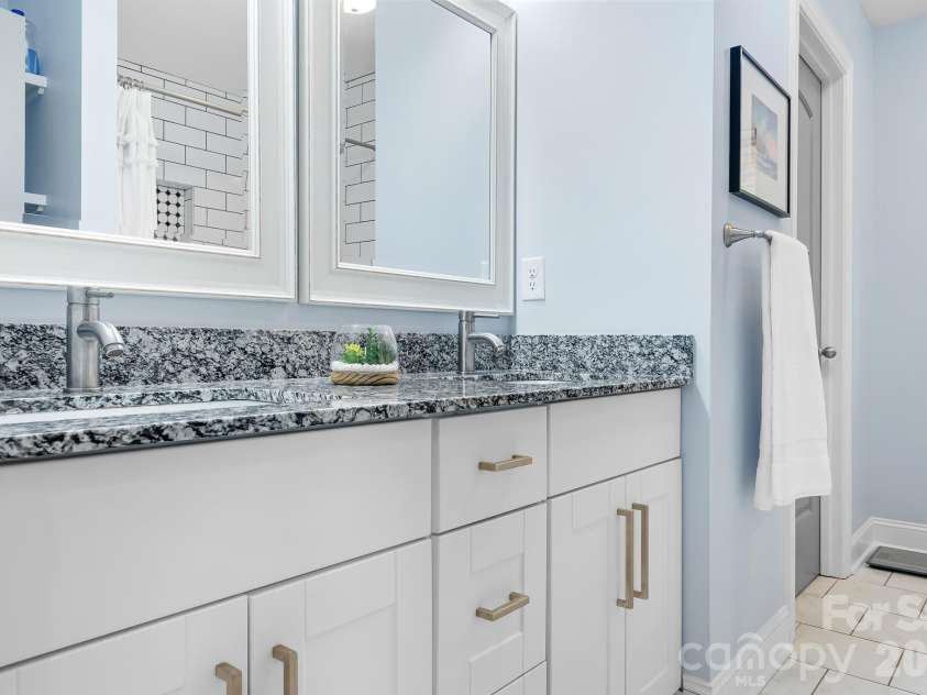 2617 Kendrick Avenue, Charlotte, NC 28269.  MLS# CAR4392189, YatesRealty ID 31705. Primary Bathroom