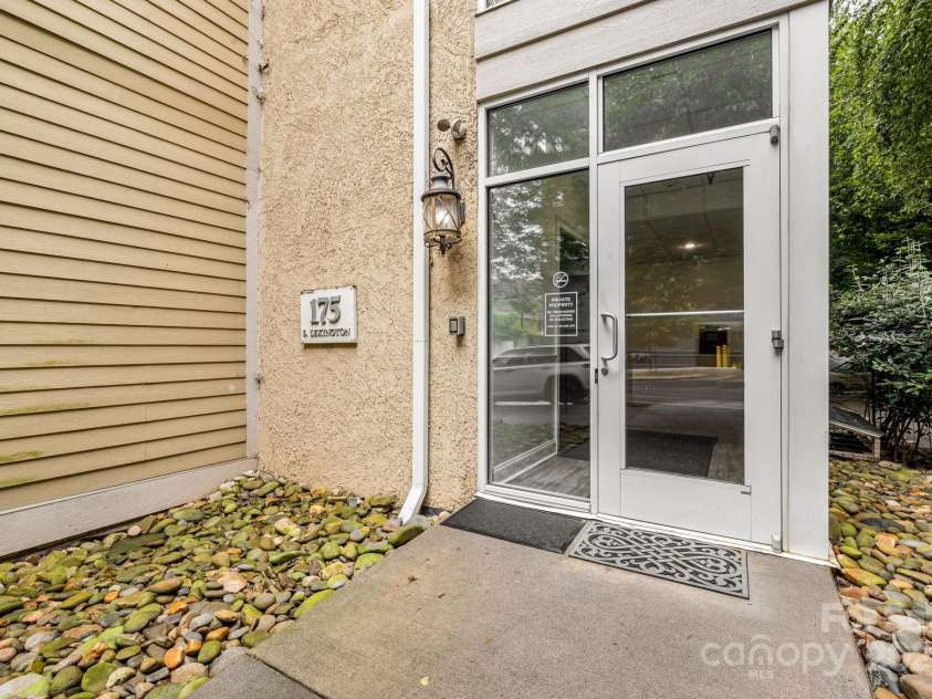 175 Lexington Avenue, Asheville, NC 28801.  MLS# CAR4289288, YatesRealty ID 31706. Building entryway
