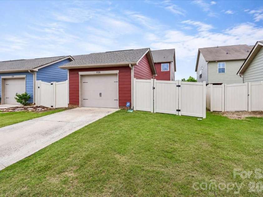 11320 Westbranch Parkway, Davidson, NC 28036.  MLS# CAR4392309, YatesRealty ID 31707. Detached single car garage