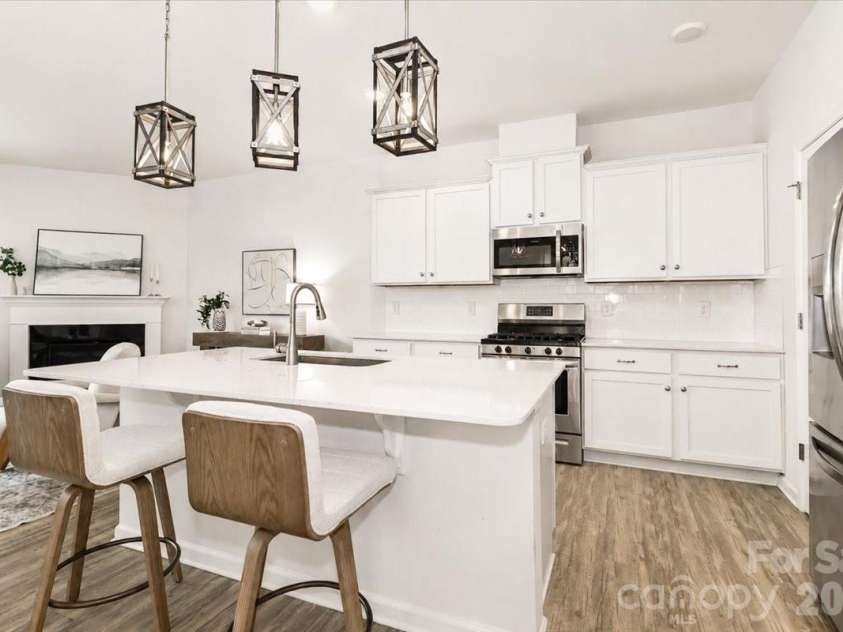 11320 Westbranch Parkway, Davidson, NC 28036.  MLS# CAR4392309, YatesRealty ID 31707. Kitchen