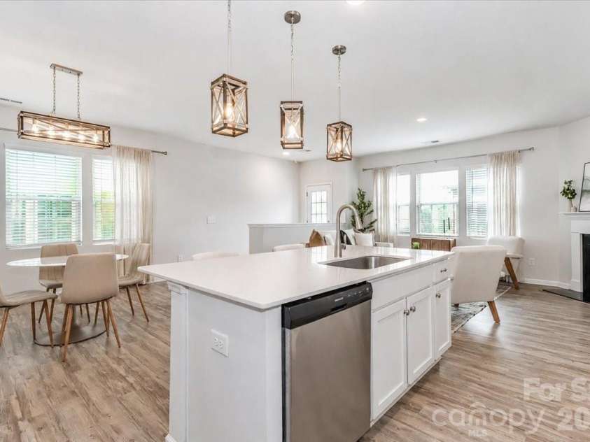 11320 Westbranch Parkway, Davidson, NC 28036.  MLS# CAR4392309, YatesRealty ID 31707. Kitchen