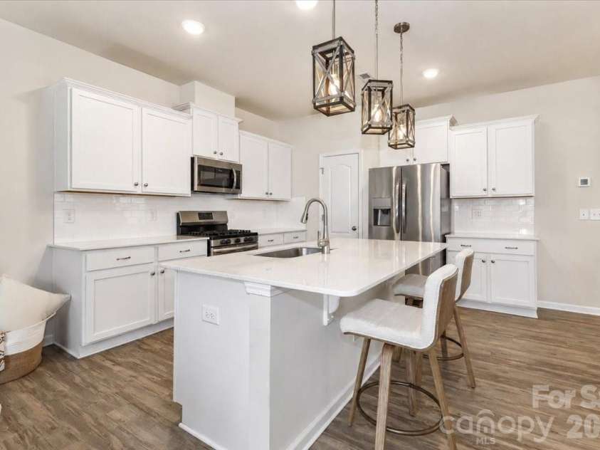 11320 Westbranch Parkway, Davidson, NC 28036.  MLS# CAR4392309, YatesRealty ID 31707. Kitchen with gas stove