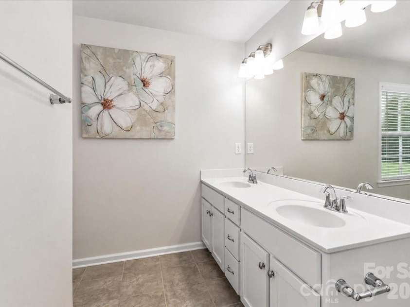 11320 Westbranch Parkway, Davidson, NC 28036.  MLS# CAR4392309, YatesRealty ID 31707. Secondary bathroom upper level