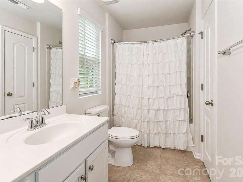 11320 Westbranch Parkway, Davidson, NC 28036.  MLS# CAR4392309, YatesRealty ID 31707. Secondary bathroom upper level