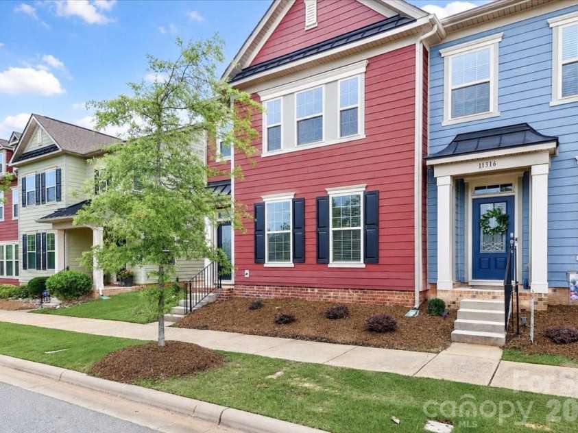 11320 Westbranch Parkway, Davidson, NC 28036.  MLS# CAR4392309, YatesRealty ID 31707. This is an end unit