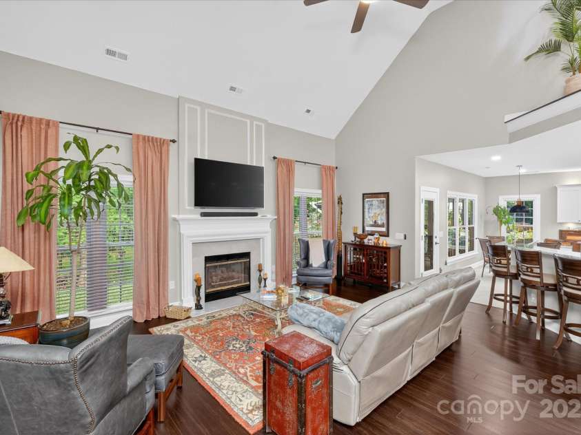 4713 Hanging Ivy Drive, Charlotte, NC 28215.  MLS# CAR4290401, YatesRealty ID 31707. Family Room