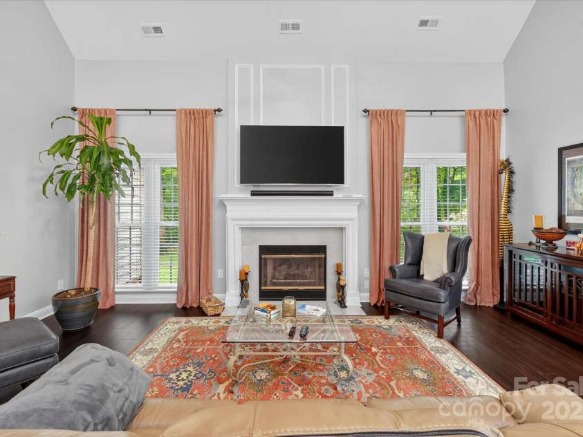 4713 Hanging Ivy Drive, Charlotte, NC 28215.  MLS# CAR4290401, YatesRealty ID 31707. Family Room