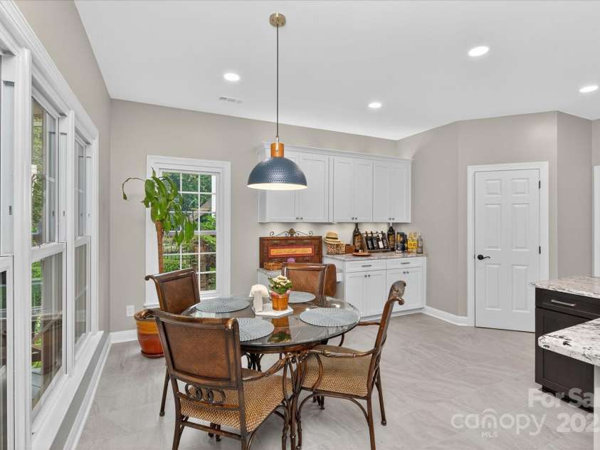 4713 Hanging Ivy Drive, Charlotte, NC 28215.  MLS# CAR4290401, YatesRealty ID 31707. Kitchen