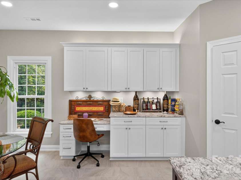 4713 Hanging Ivy Drive, Charlotte, NC 28215.  MLS# CAR4290401, YatesRealty ID 31707. Kitchen