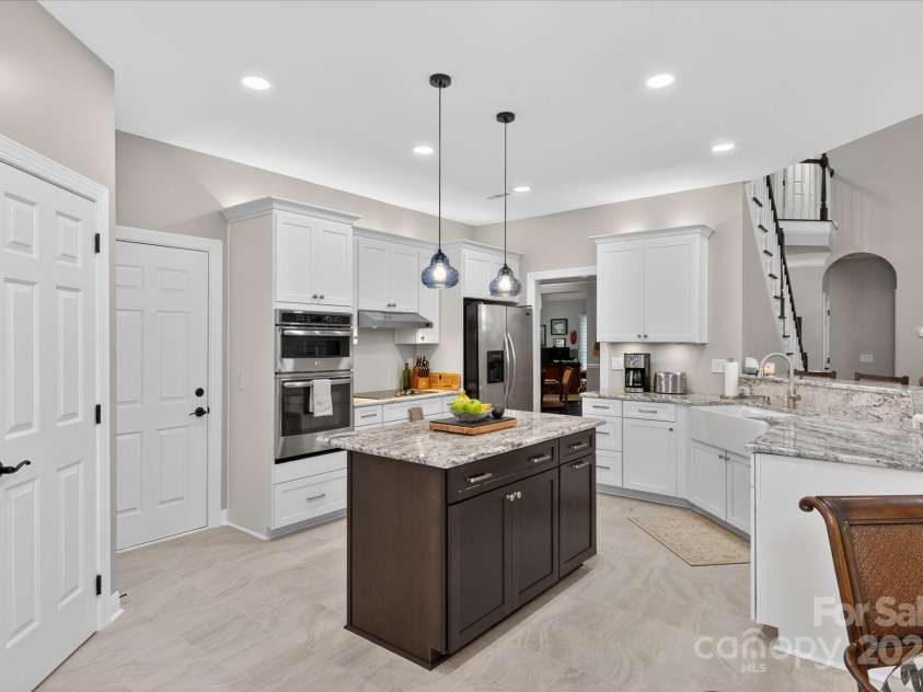 4713 Hanging Ivy Drive, Charlotte, NC 28215.  MLS# CAR4290401, YatesRealty ID 31707. Kitchen