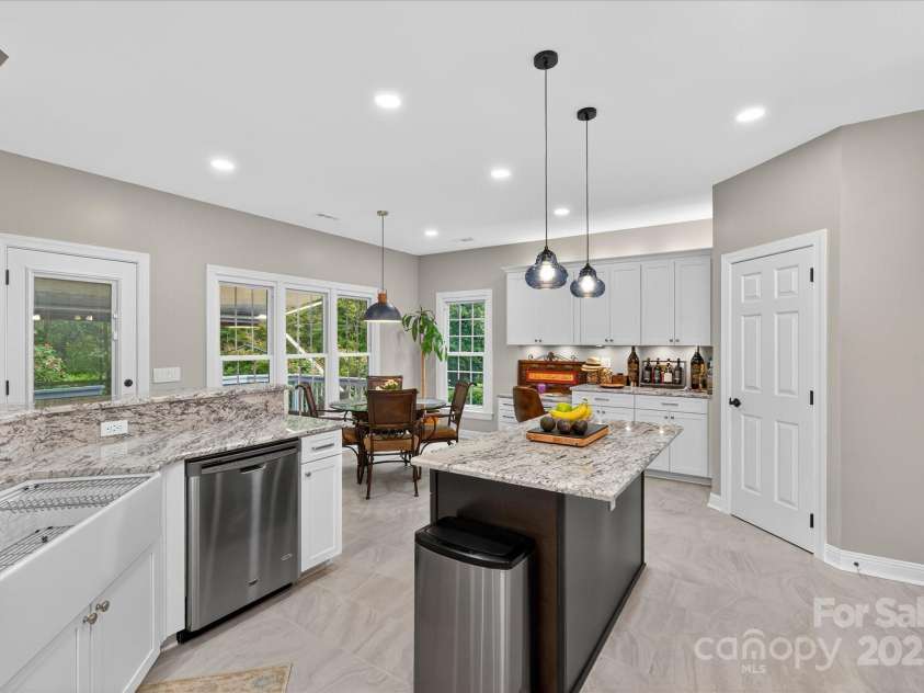 4713 Hanging Ivy Drive, Charlotte, NC 28215.  MLS# CAR4290401, YatesRealty ID 31707. Kitchen