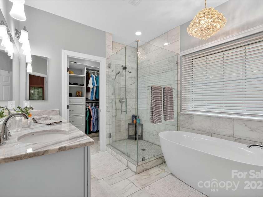 4713 Hanging Ivy Drive, Charlotte, NC 28215.  MLS# CAR4290401, YatesRealty ID 31707. Primary Bathroom