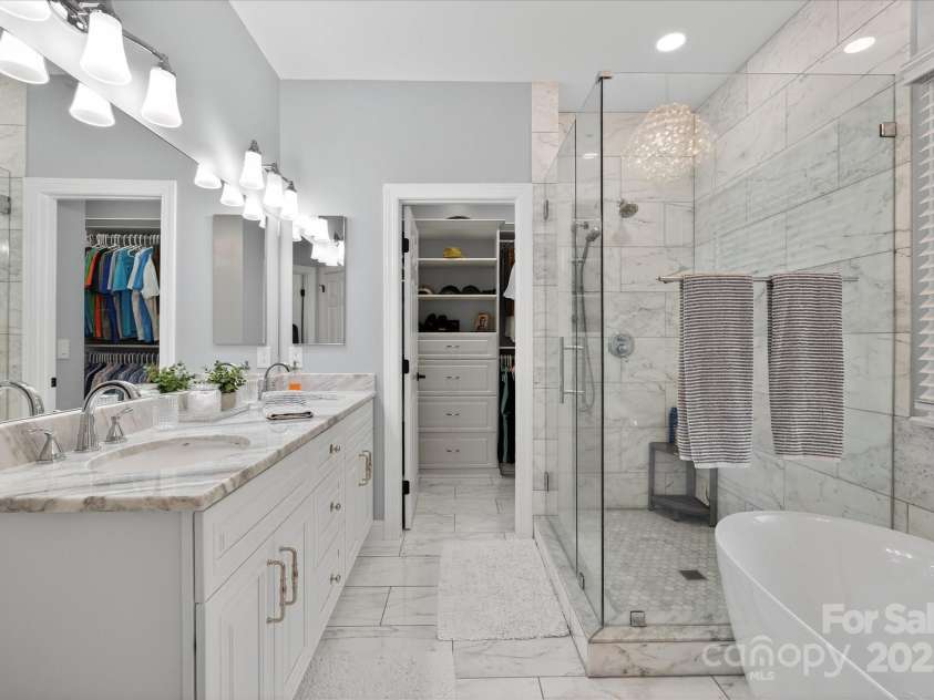 4713 Hanging Ivy Drive, Charlotte, NC 28215.  MLS# CAR4290401, YatesRealty ID 31707. Primary Bathroom