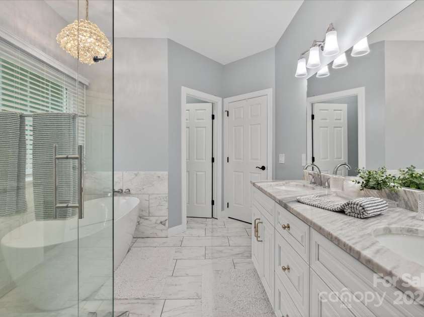 4713 Hanging Ivy Drive, Charlotte, NC 28215.  MLS# CAR4290401, YatesRealty ID 31707. Primary Bathroom