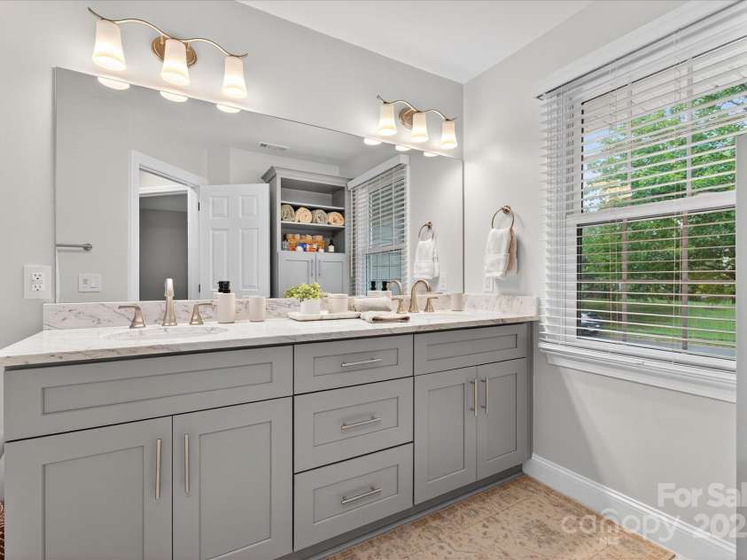 4713 Hanging Ivy Drive, Charlotte, NC 28215.  MLS# CAR4290401, YatesRealty ID 31707. Upper Level Bathroom