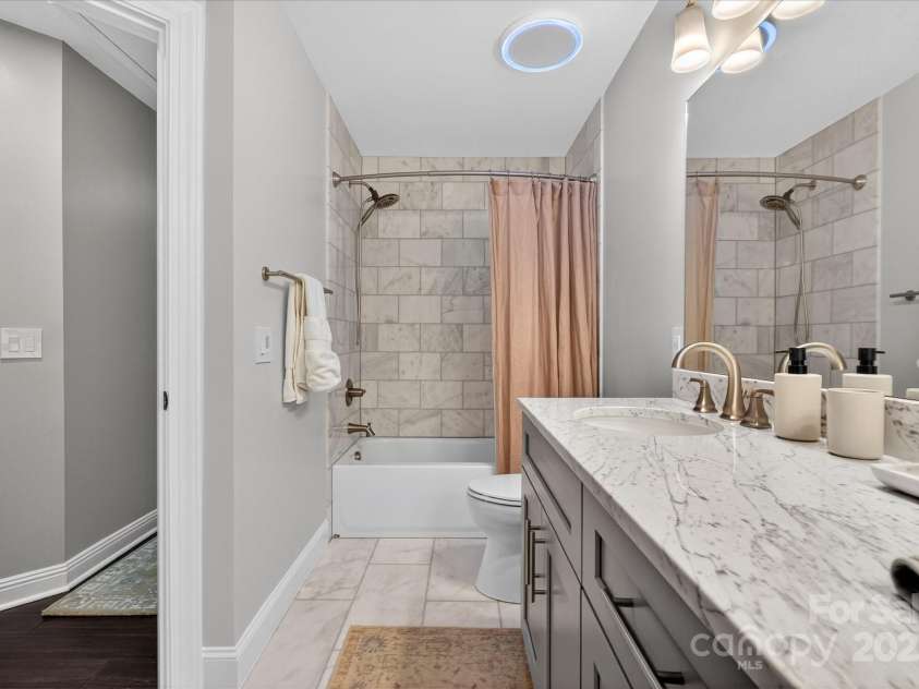 4713 Hanging Ivy Drive, Charlotte, NC 28215.  MLS# CAR4290401, YatesRealty ID 31707. Upper Level Bathroom