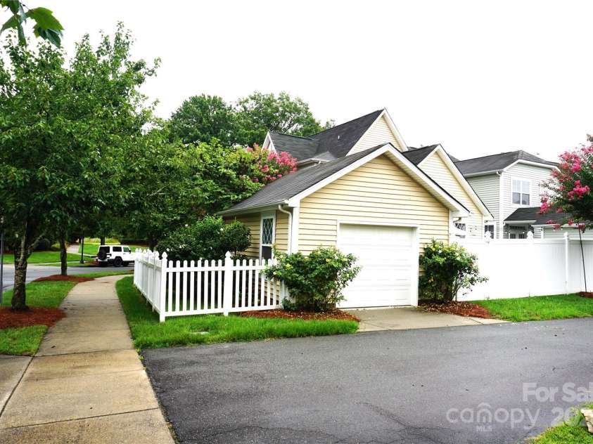 13704 Aldenbrook Drive, Huntersville, NC 28078.  MLS# CAR4291359, YatesRealty ID 31709. 
