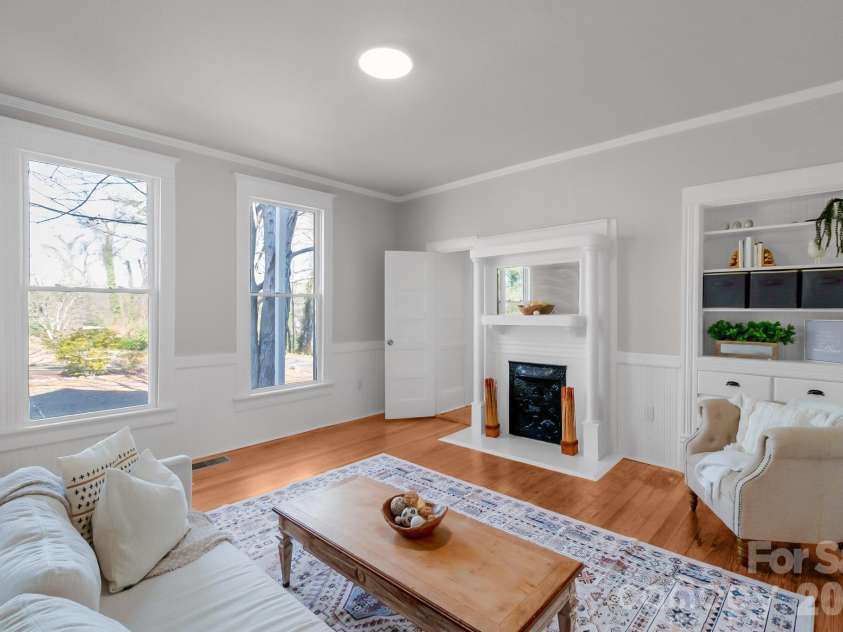 116 Rose Terrace, Wadesboro, NC 28170.  MLS# CAR4340709, YatesRealty ID 3171. Large bright windows - soaring 12' ceilings