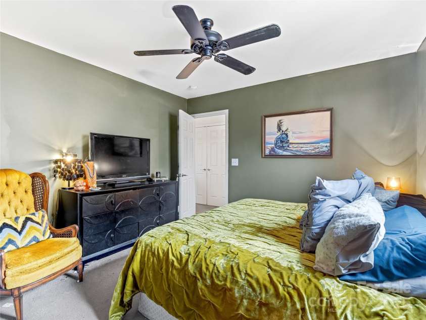32 Mallard Run Drive, Arden, NC 28704.  MLS# CAR4200863, YatesRealty ID 3171. Primary Bedroom Suite