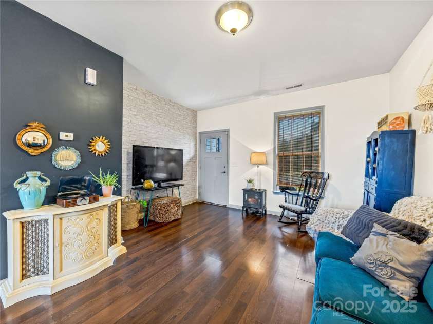 32 Mallard Run Drive, Arden, NC 28704.  MLS# CAR4200863, YatesRealty ID 3171. Spacious Living Room