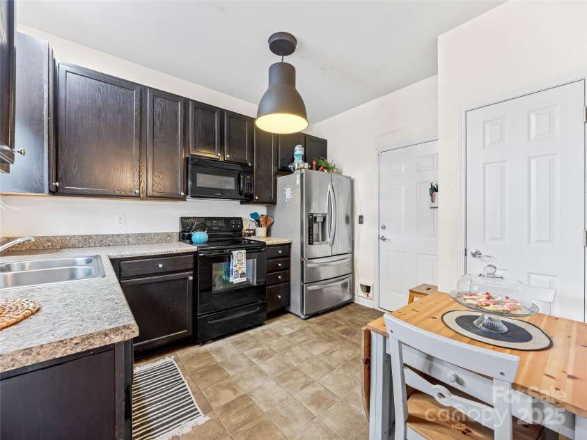 32 Mallard Run Drive, Arden, NC 28704.  MLS# CAR4200863, YatesRealty ID 3171. Well appointed Kitchen