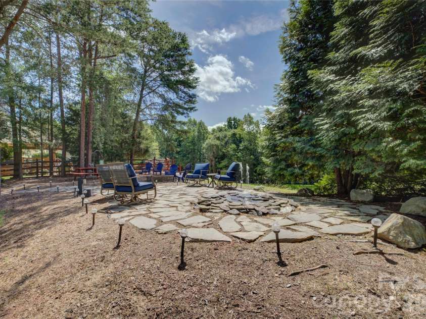 9609 Spurwig Court, Charlotte, NC 28278.  MLS# CAR4392336, YatesRealty ID 31710. Backyard oasis