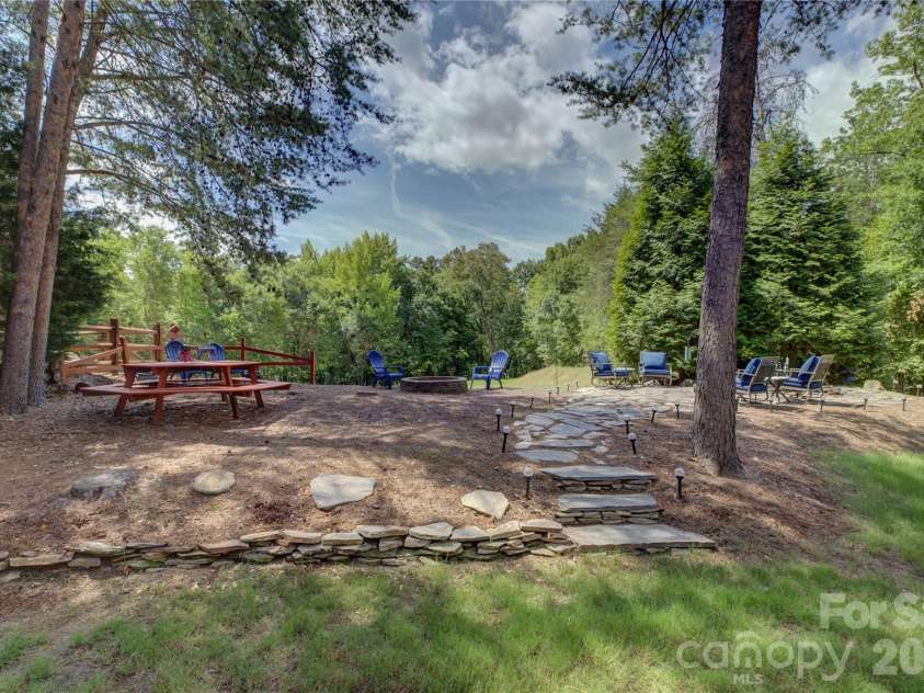 9609 Spurwig Court, Charlotte, NC 28278.  MLS# CAR4392336, YatesRealty ID 31710. Stunning backyard