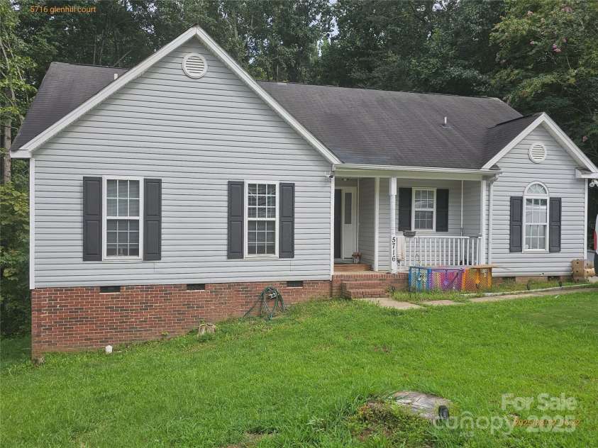 5716 Glenhill Court, Charlotte, NC 28208.  MLS# CAR4291047, YatesRealty ID 31711. 