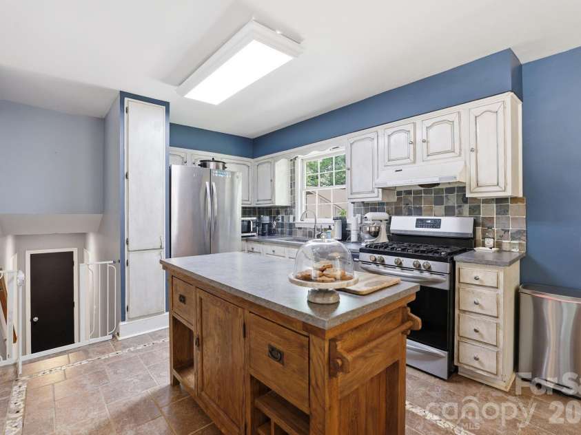 7419 Meadowdale Lane, Charlotte, NC 28212.  MLS# CAR4388921, YatesRealty ID 31714. 